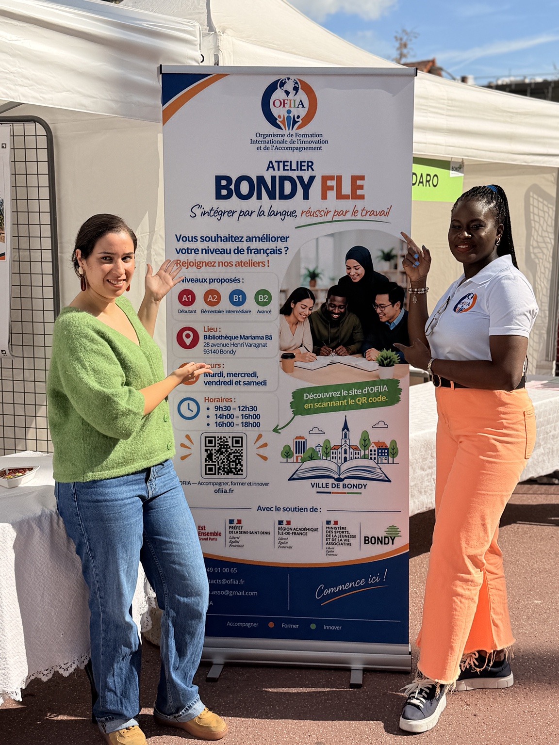 Présentation des ateliers Bondy FLE à une visiteuse
